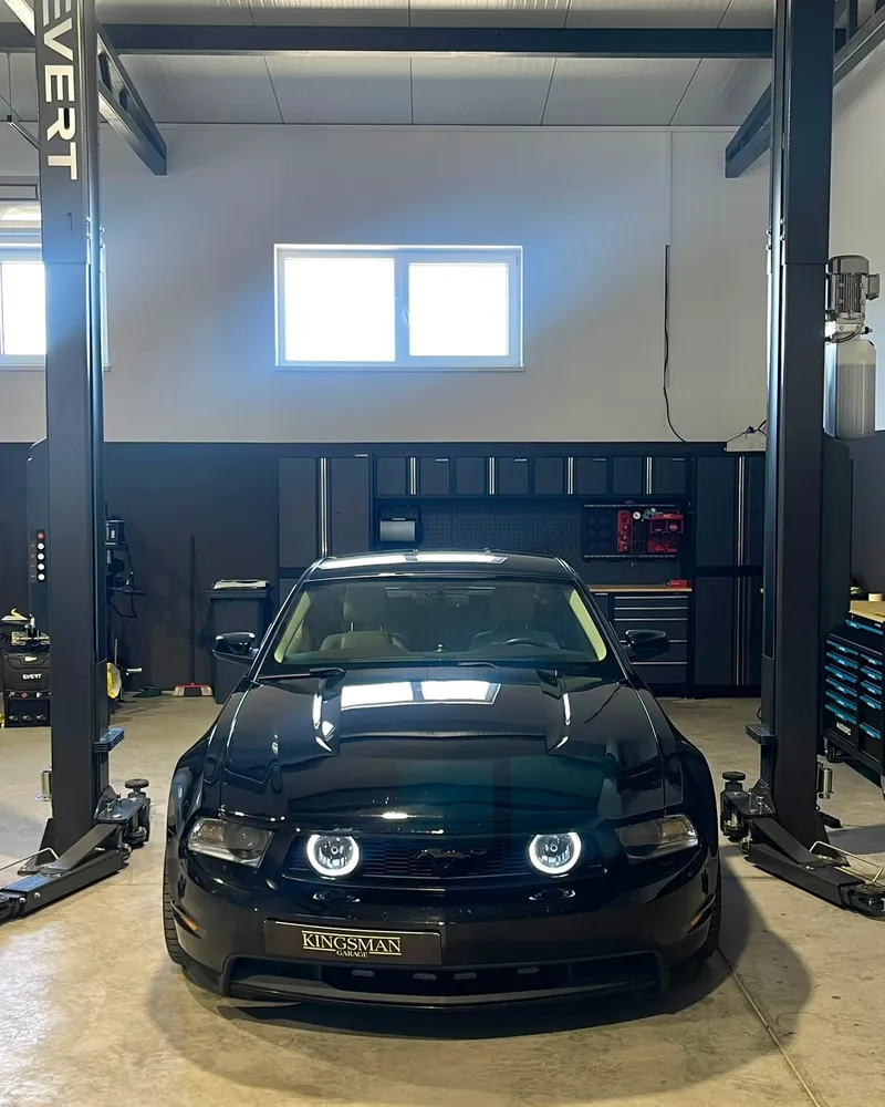 2010 Ford Mustang GT - výmena oleja a brzdovej kvapaliny 1