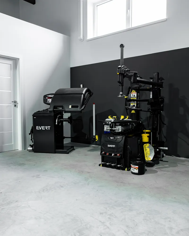 Vybavenie pneuservisu v Kingsman Garage