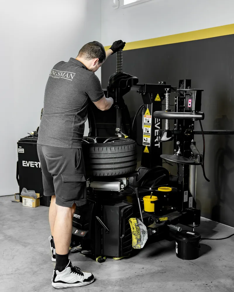 Prezúvanie pneumatiky v Kingsman Garage